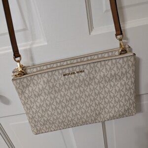 MICHAEL KORS SIGNATURE DOUBLE GUESSET CROSSBODY, VANILLA Pre-owned - ADELE